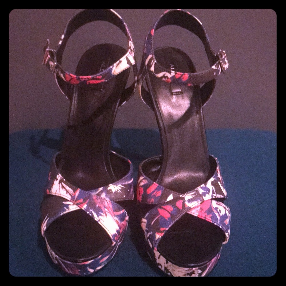 NWOT Aldo Floral Platform Heels